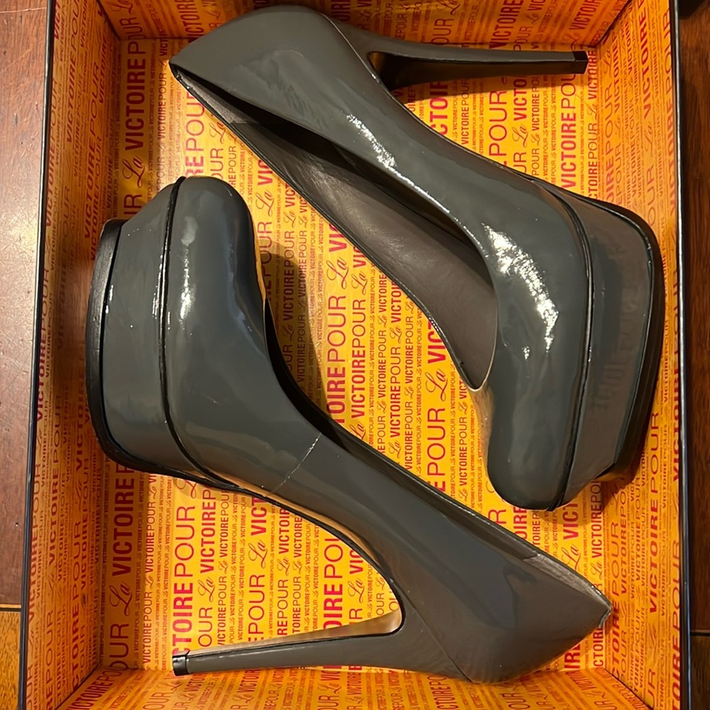 Pour La victoire  Platform Heels 8.5